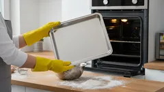 Mit diesen Tricks wird jedes Backblech in wenigen Minuten wieder strahlend sauber